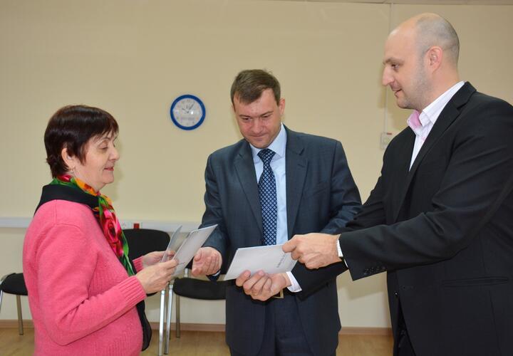 В Банке «Кубань Кредит» пенсионерам вручили свидетельства об окончании обучения