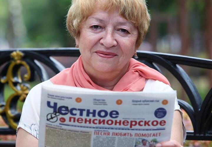 Благодарные читатели газеты «Честное пенсионерское» подарили главному редактору цветы