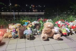 В Майкопе к могиле погибшего в ДТП 9-летнего мальчика жители несут цветы и игрушки