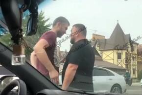 Хотел проехать раньше скорой: таксист в Краснодаре устроил разборки с другим водителем, пропустившим медиков