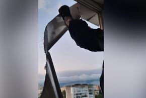 Штормовой ветер в Новороссийске снес часть балкона в квартире пенсионерки