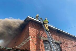 В Апшеронске загорелся крупный склад пиломатериалов, на месте работают пожарные расчеты
