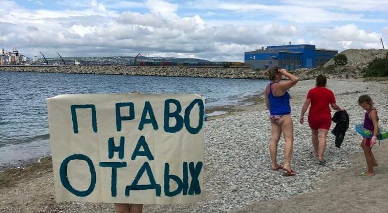 Жители Новороссийска убирали с пляжа мертвых птиц и мусор