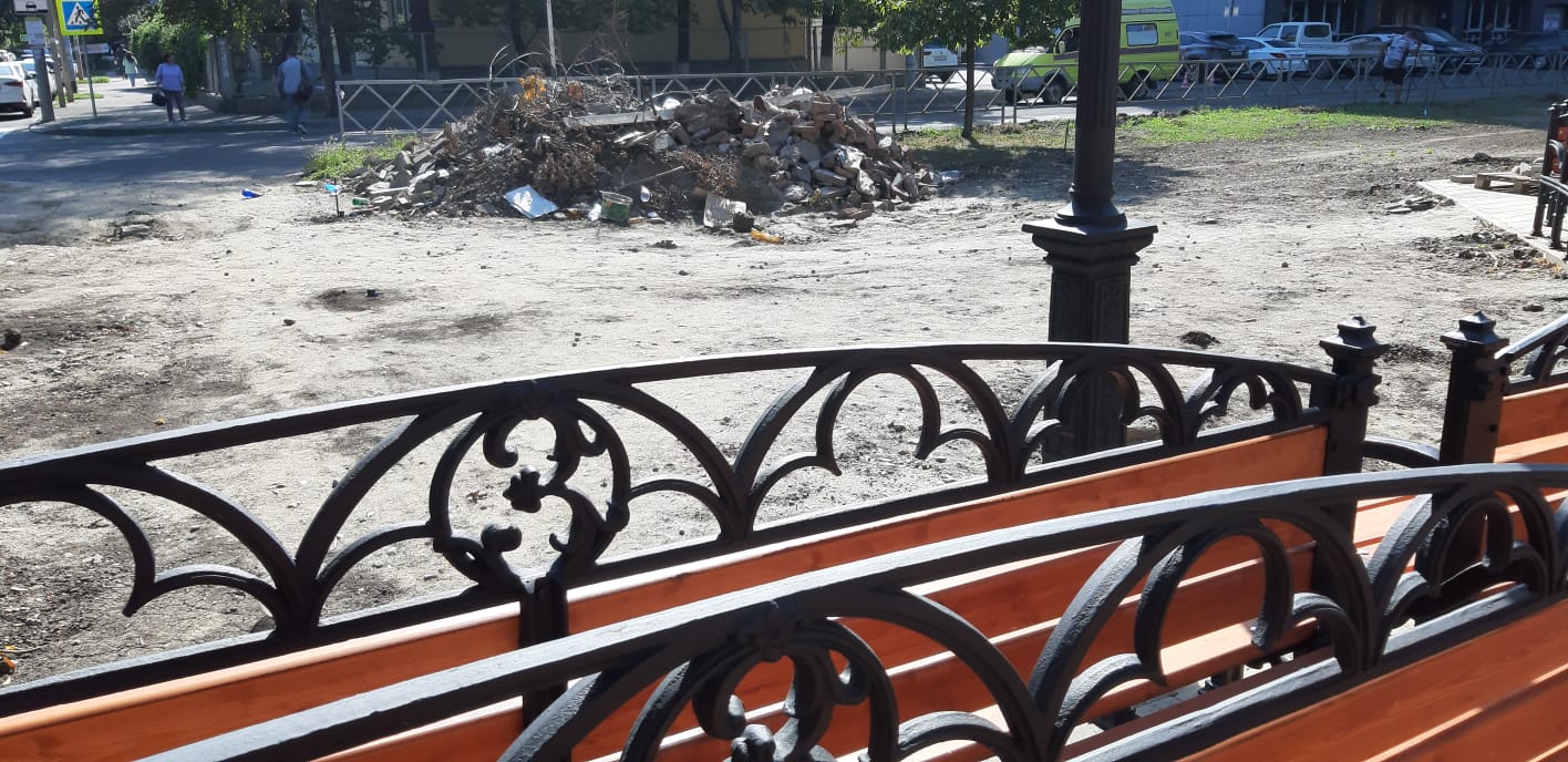 Мариинский бульвар в Краснодаре зазывает аварийной детской площадкой и горами мусора ВИДЕО