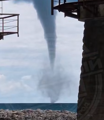 Крупный град, ливни и смерч обрушились на Кубань