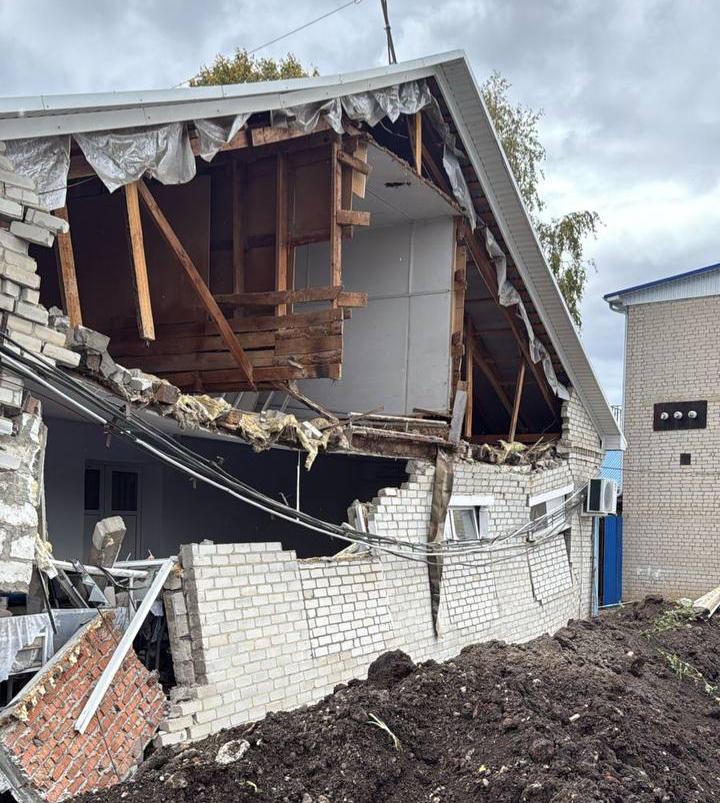 рухнула стена