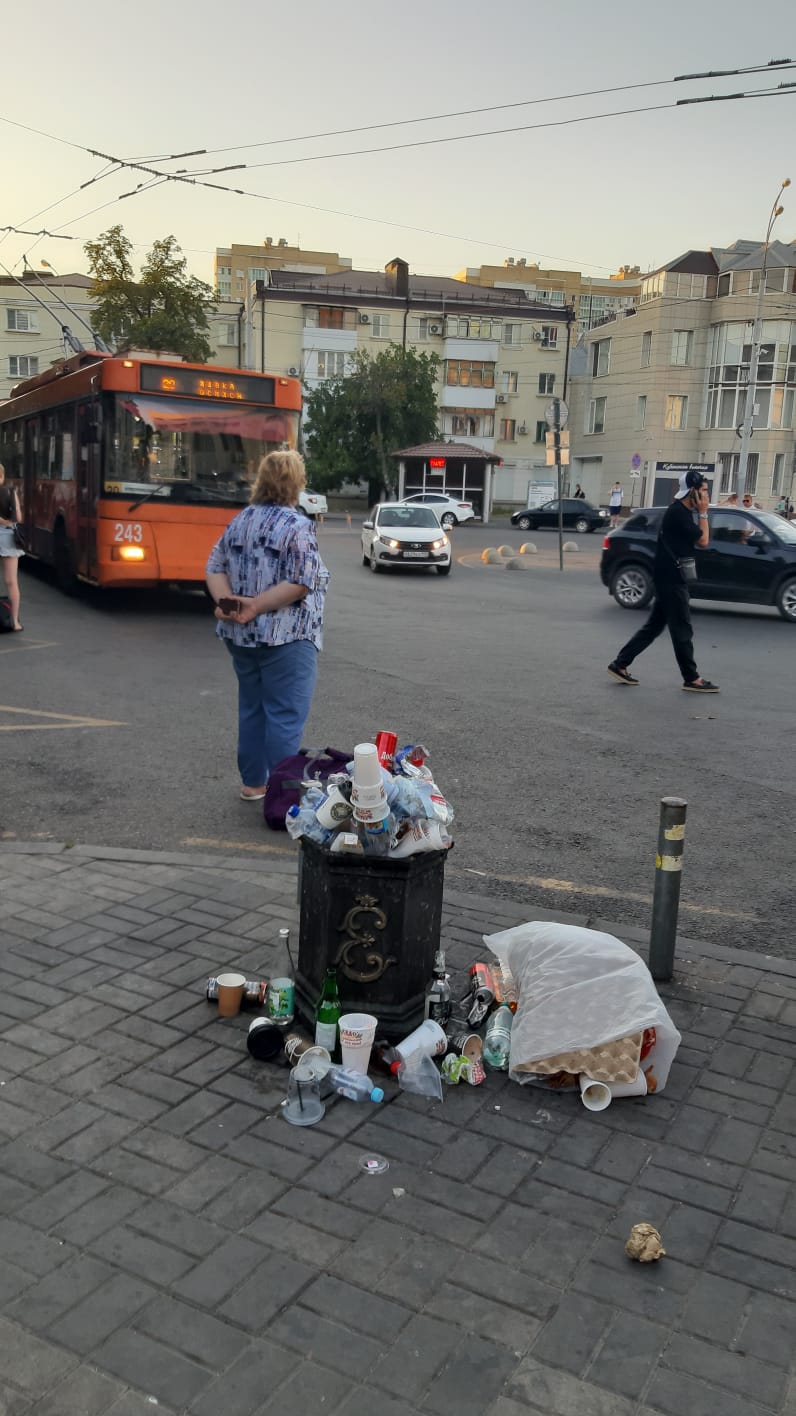 Бомжи, мусор, битые остановки: «Краснодар-1» встречает гостей