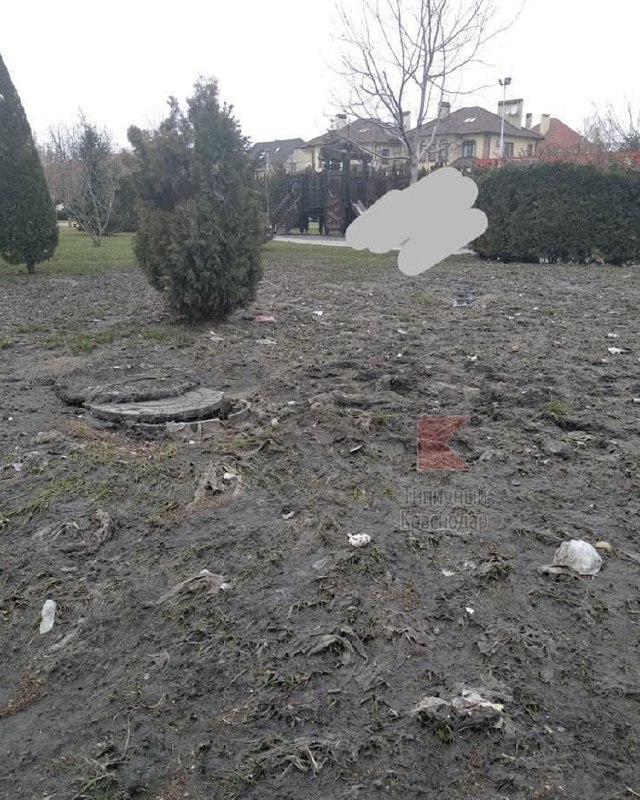 В Краснодаре канализация залила детскую площадку