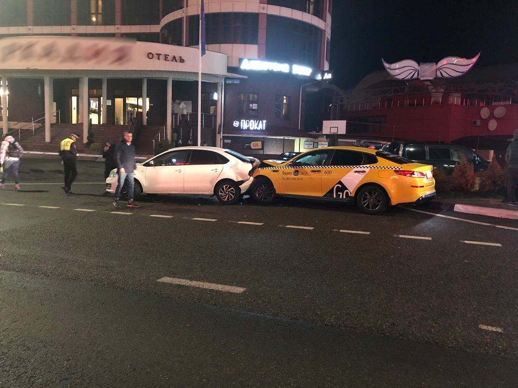 В Сочи пьяный таксист без прав врезался в припаркованные авто