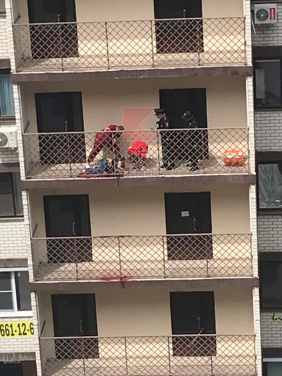 На балконе многоэтажки в Краснодаре нашли тело мужчины