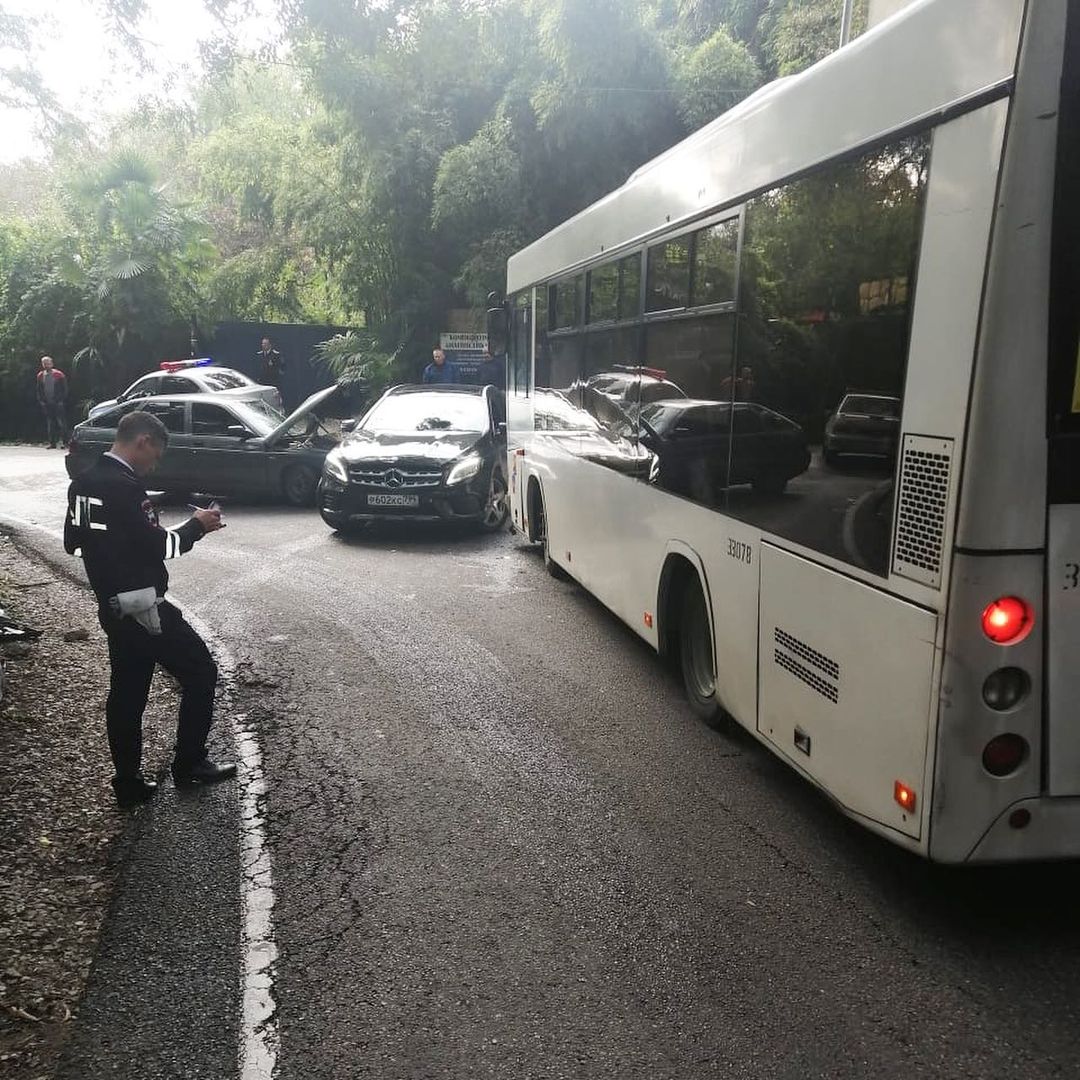 В Сочи в ДТП легковушки с городским автобусом пострадали два человека 