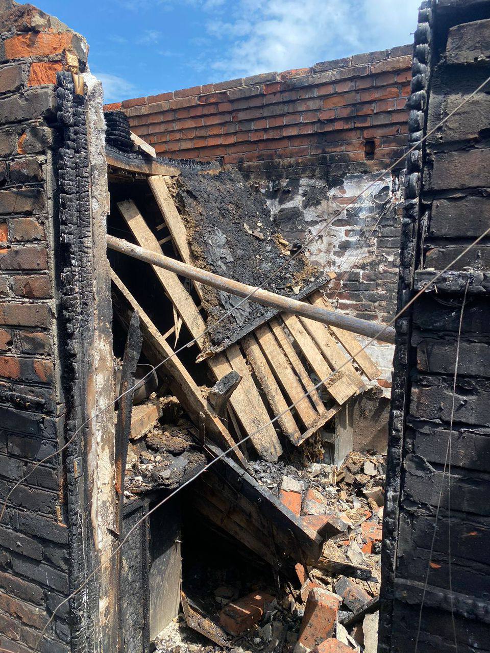 Вернулись к пепелищу: из-за необъяснимого пожара две семьи из Динского района Кубани остались без крова