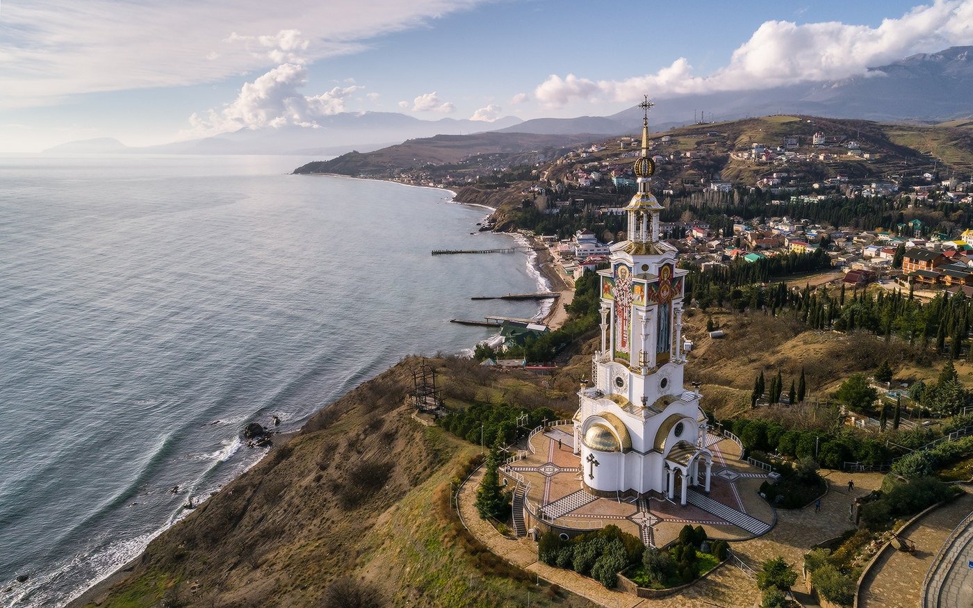 В Новороссийске на кромке моря стоит уникальный храм-маяк