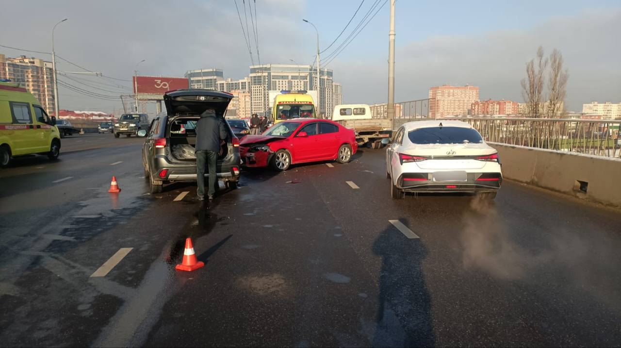 На Северном мосту в Краснодаре столкнулись несколько автомобилей  