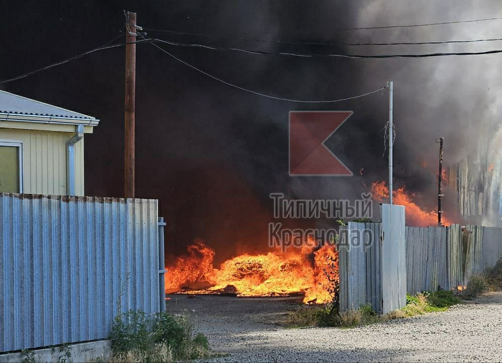 В районе Витаминкомбината в Краснодаре  черный дым заполонил улицы