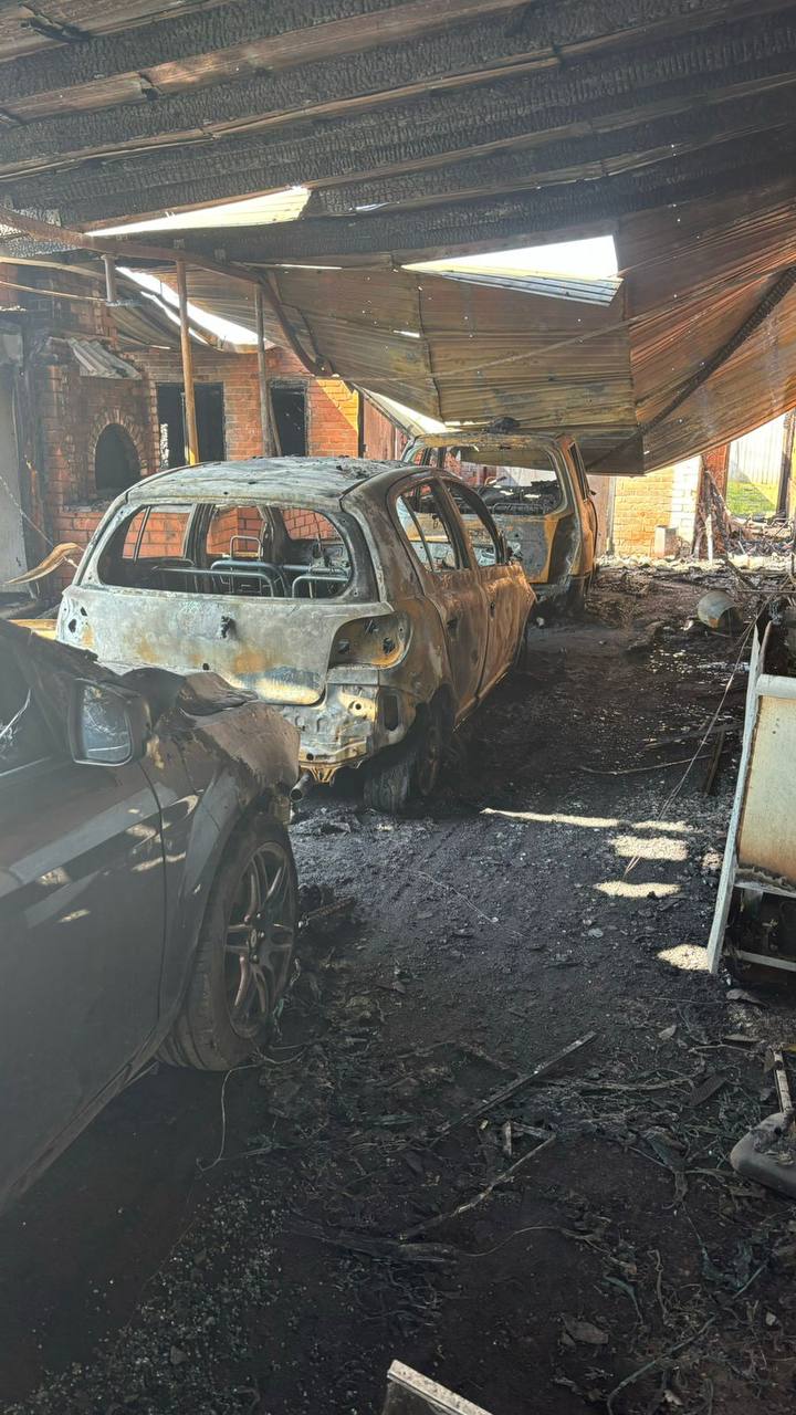 Вернулись к пепелищу: из-за необъяснимого пожара две семьи из Динского района Кубани остались без крова