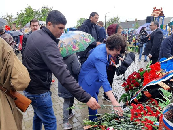 День поселка южный. Усть Карск мемориал памяти 9 мая. 9 Мая, поселок Лейпи.. Открыт мемориал  в Самаре 9 мая. Посёлок Многоозёрный памятник.