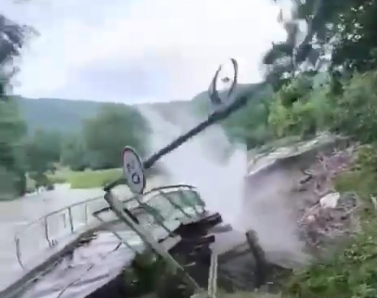 Рухнул мост в Лермонтово