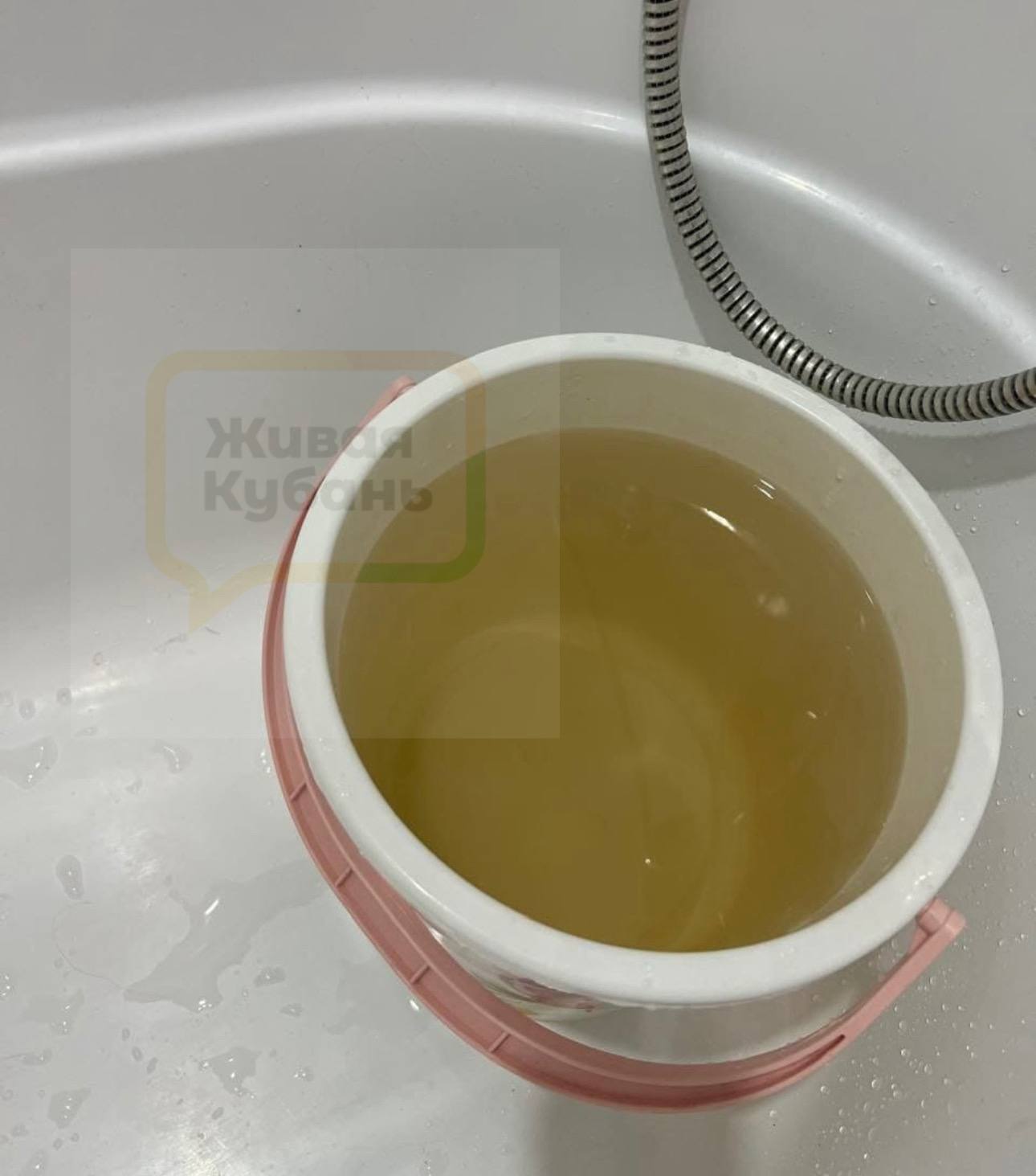 Странные дела творятся в Новороссийске: в домах людей из кранов течёт ярко-голубая вода