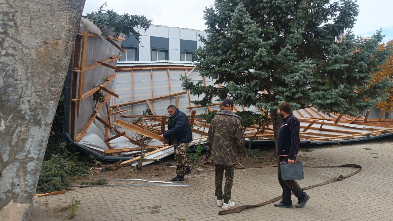 Крышу сорвало ветром на Кубани