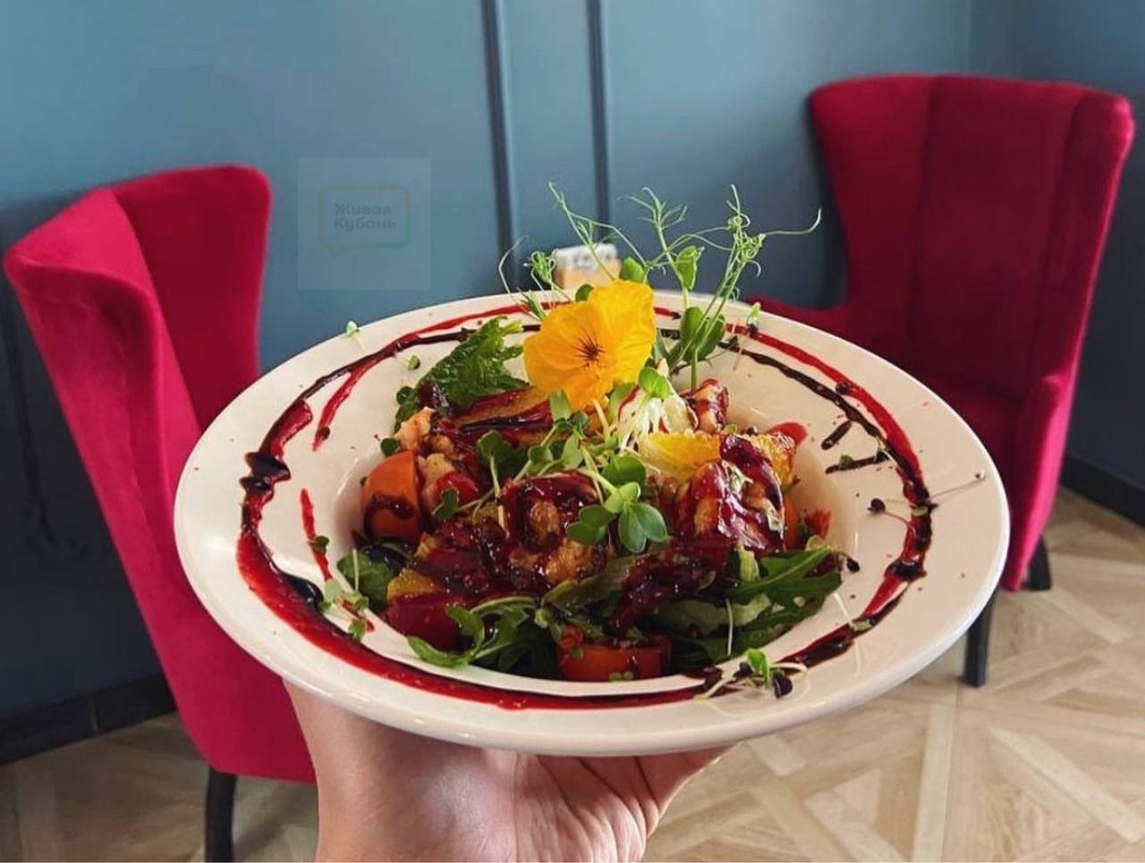 Салат с креветками и малиновым соусом