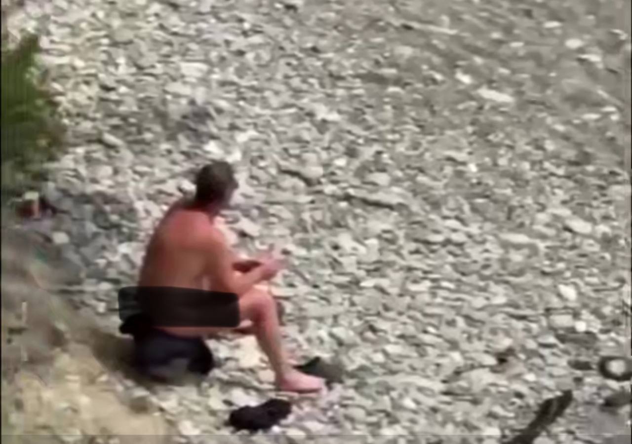 Голый мужчина на пляже в Сочи