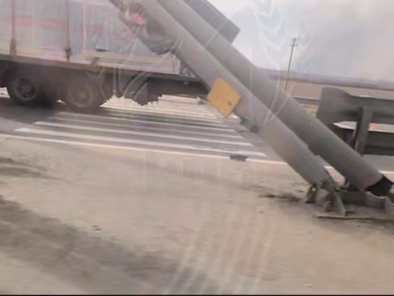 Кран протаранил габаритные ворота в Краснодаре