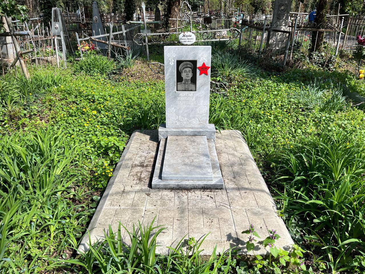 Красная звезда на могиле героя