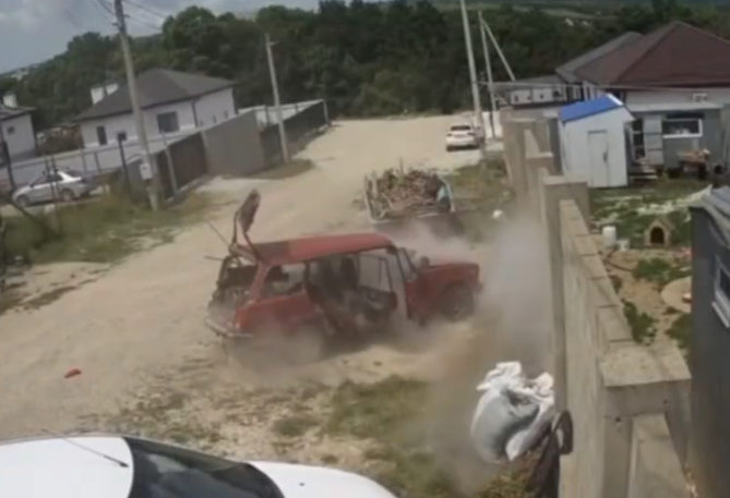 В Новороссийске прогремел мощный взрыв, полностью сгорел автомобиль