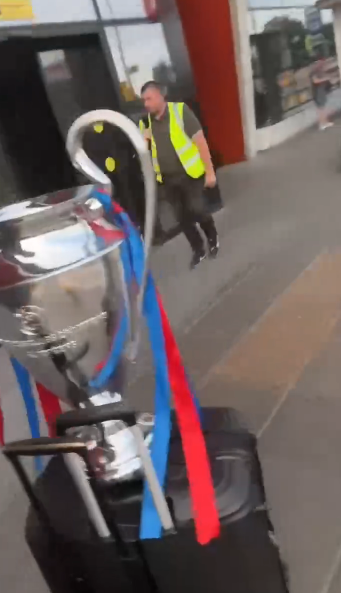 Матвей Сафонов прилетел в Россию с Кубком Лиги чемпионов