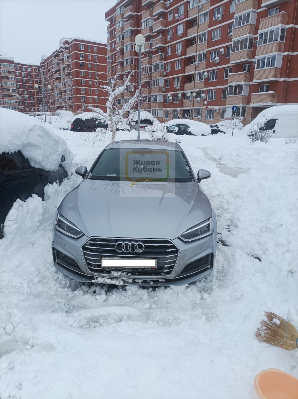 Житель Краснодара откапывает автомобили соседей за деньги