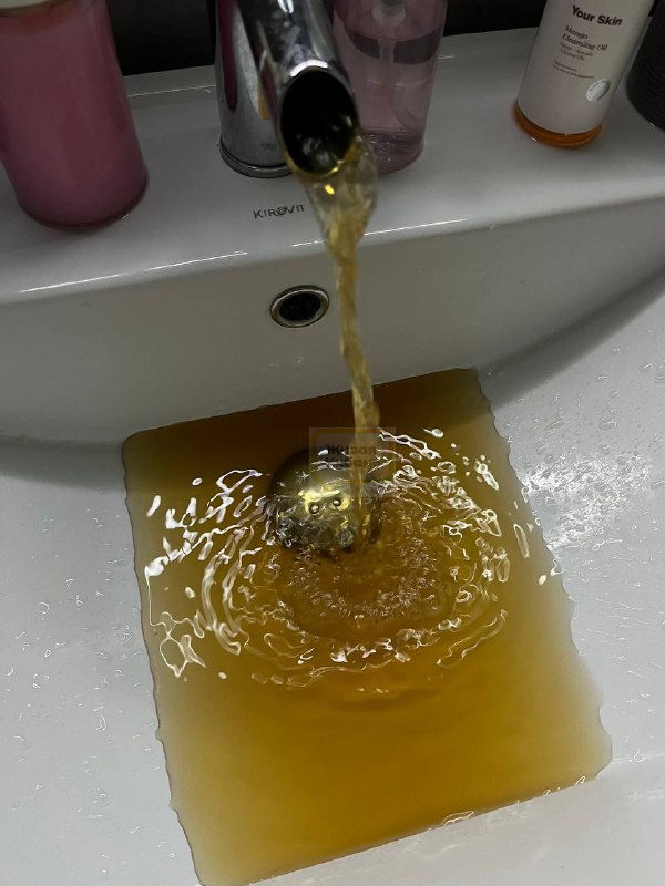 Жители Краснодара жалуются на желтый цвет воды из крана