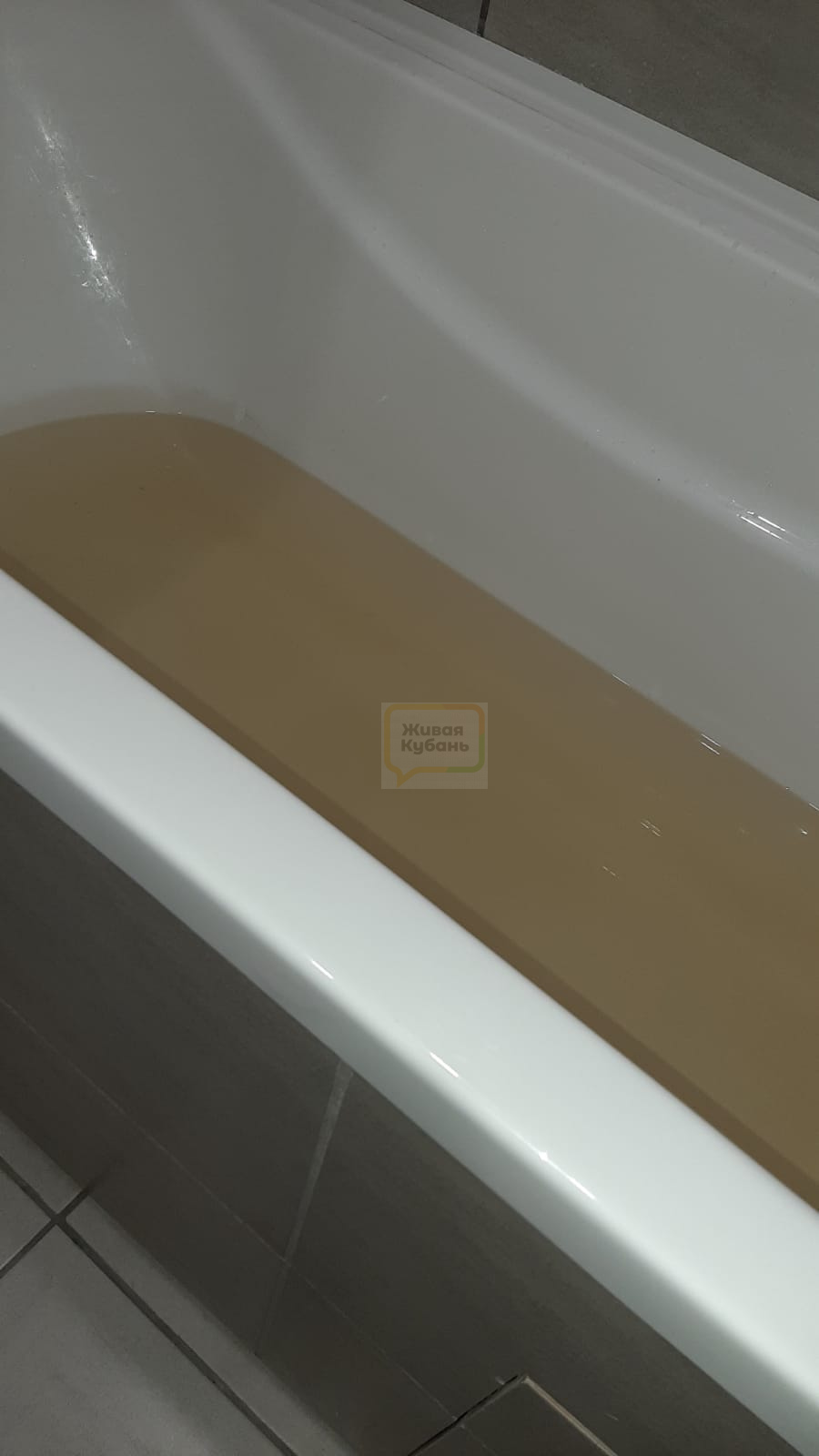 Жители Краснодара жалуются на желтый цвет воды из крана