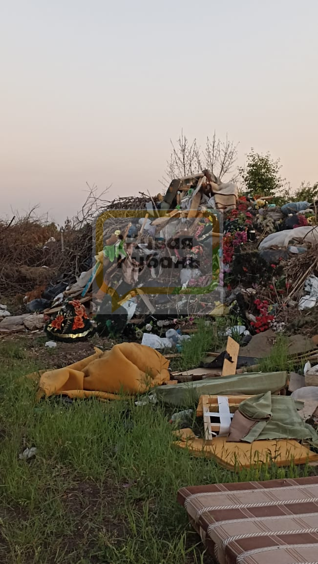 Тумбочки и шины: жители Кубани пожаловались на горы мусора на кладбище
