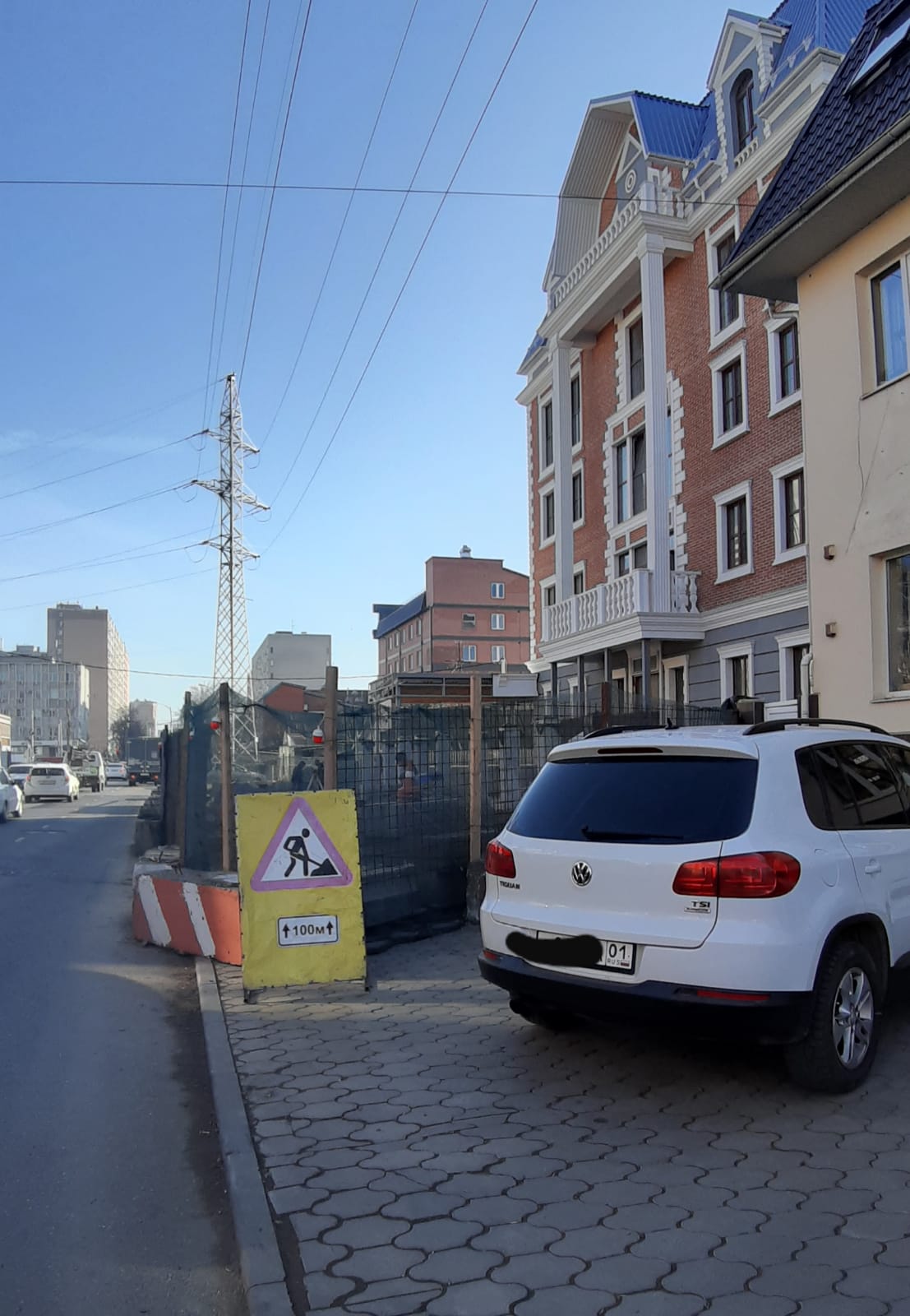 В центре Краснодара ремонт угрожает пешеходам