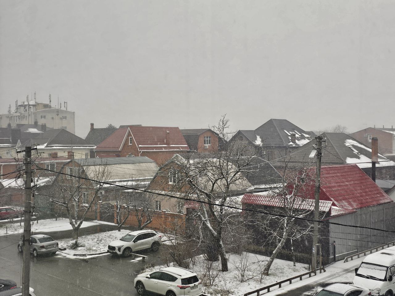 Когда же придет весна: в Краснодаре морозно и продолжает идти снег