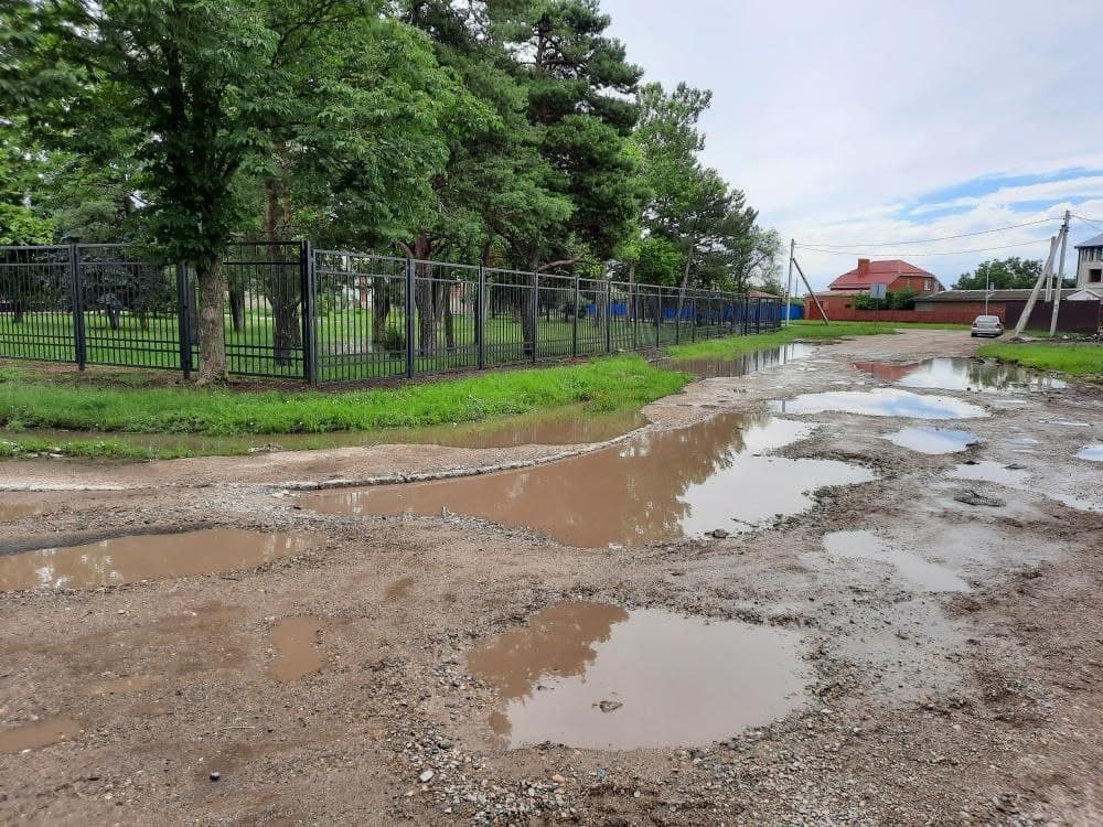Одну из школ Краснодара окружают рвы и грязь