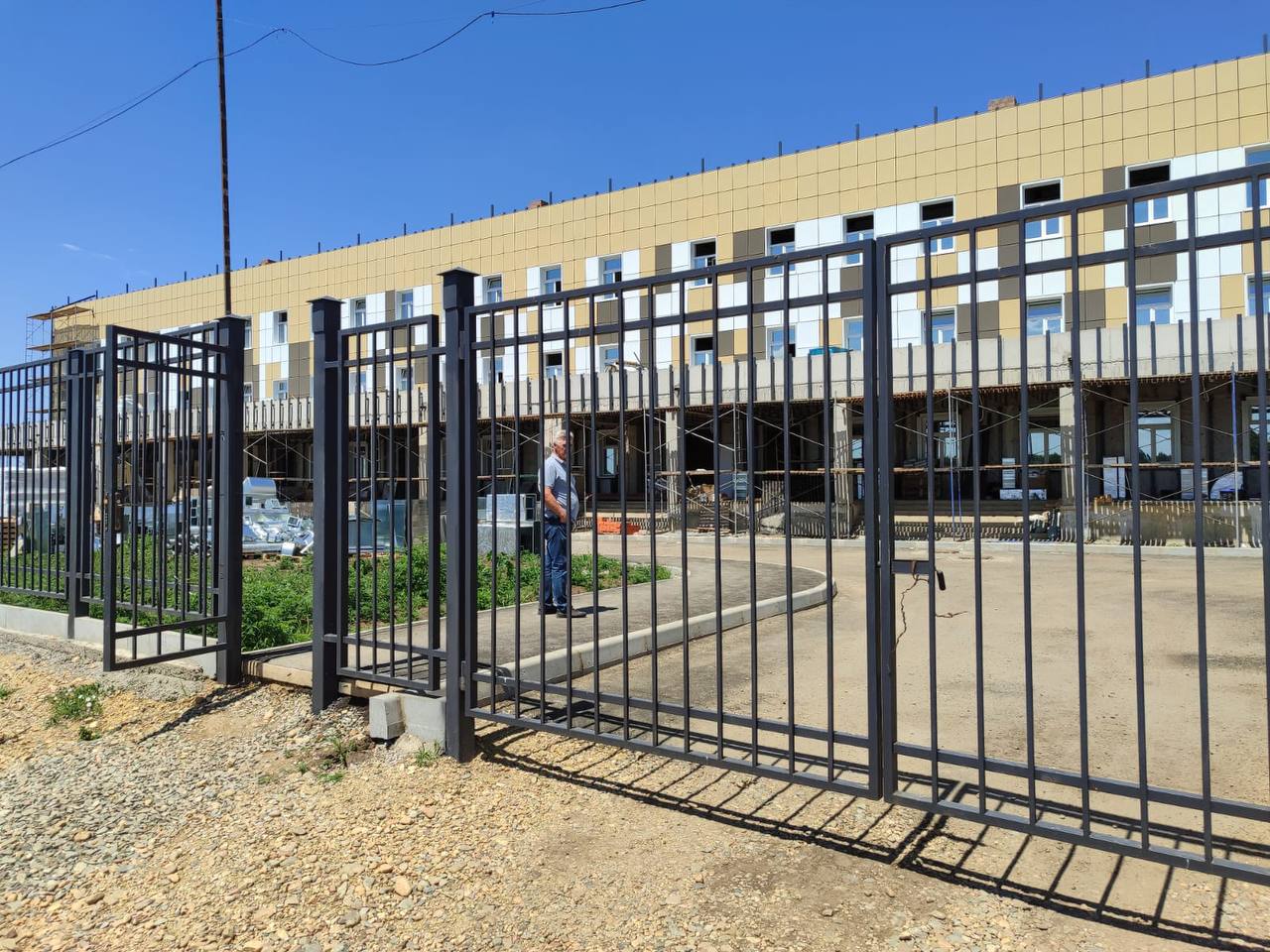 На Кубани из-за нехватки строителей детскую поликлинику не успевали достроить в срок