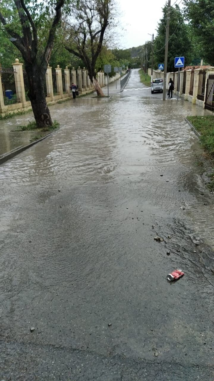 В Новороссийске затопило дорогу к школе ВИДЕО