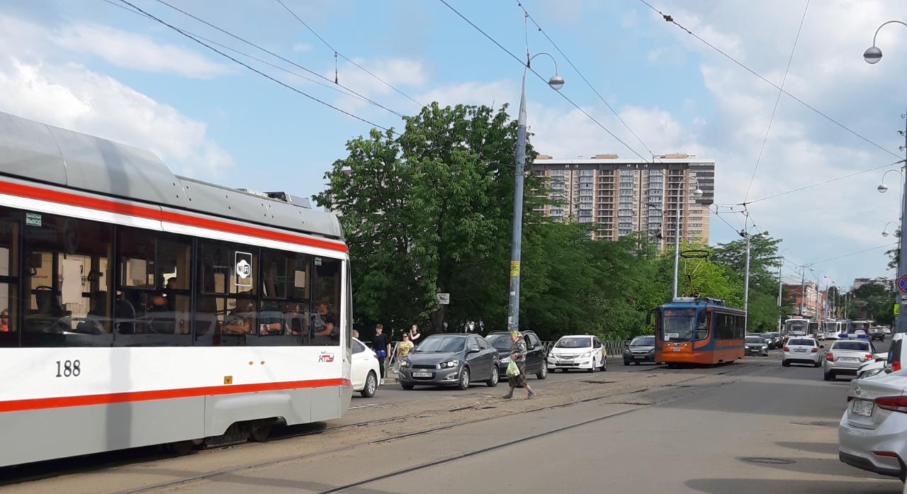 В Краснодаре трамвай не поделил дорогу с иномаркой