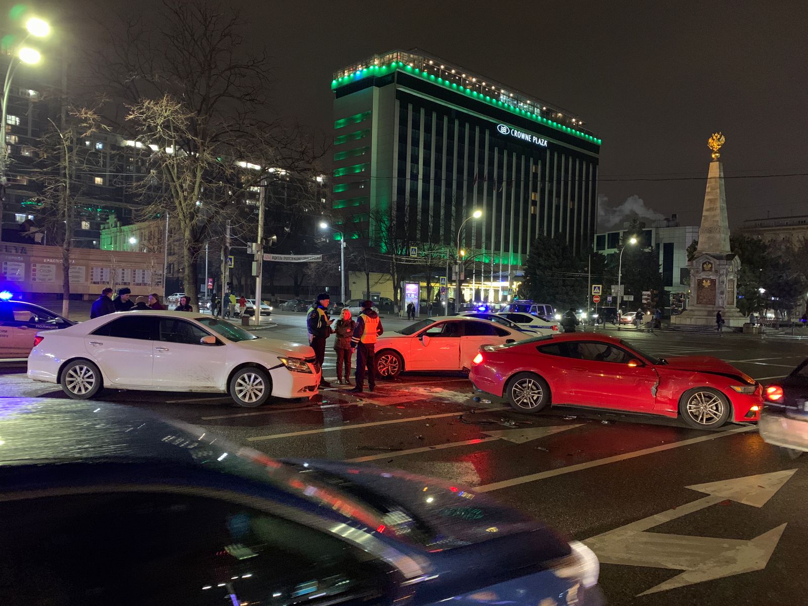 В центре Краснодара водитель «Мустанга» устроил массовое ДТП ВИДЕО