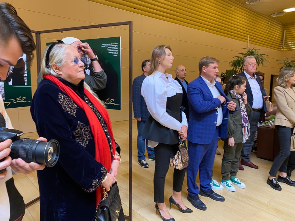 Международный аэропорт открыл выставку, посвященную Иосифу Кобзону