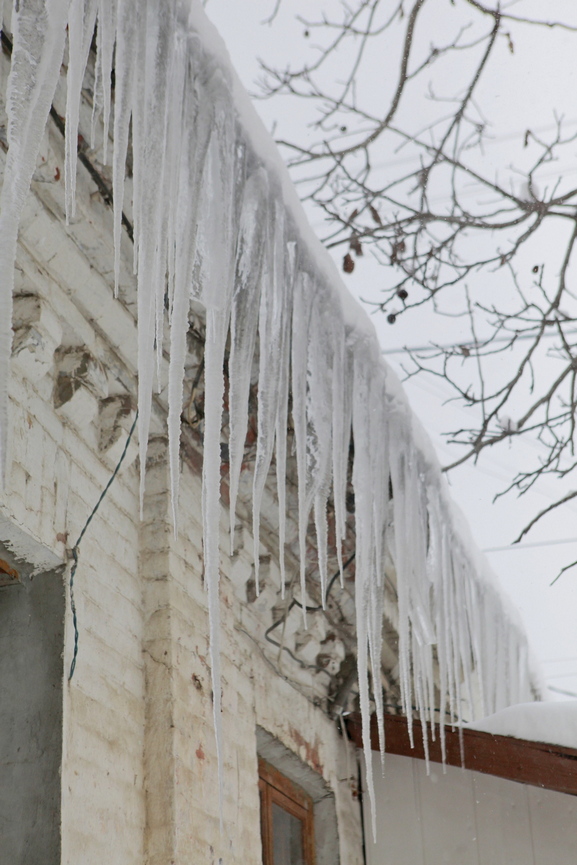 Краснодарцы хвастают ледяными сталактитами