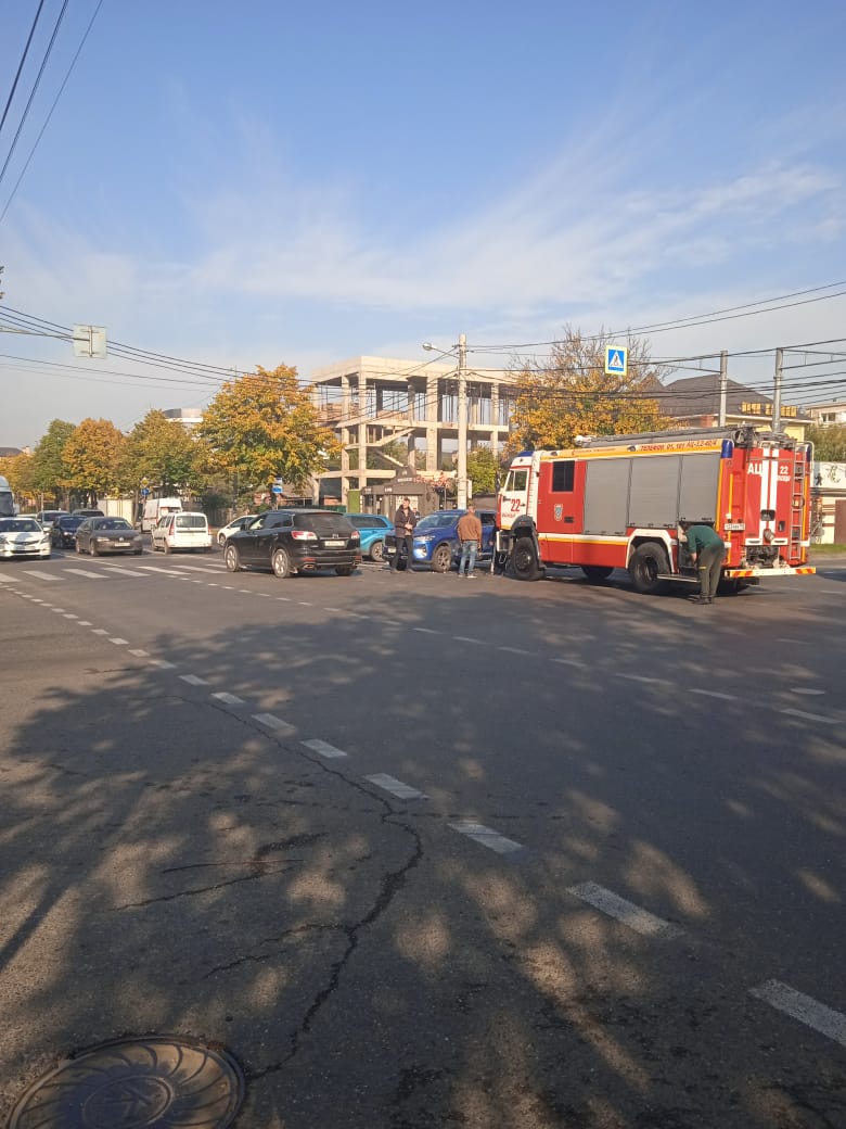 В Краснодаре иномарка перевернулась на крышу и перекрыла дорогу ВИДЕО |  12.10.2021 | Краснодар - БезФормата