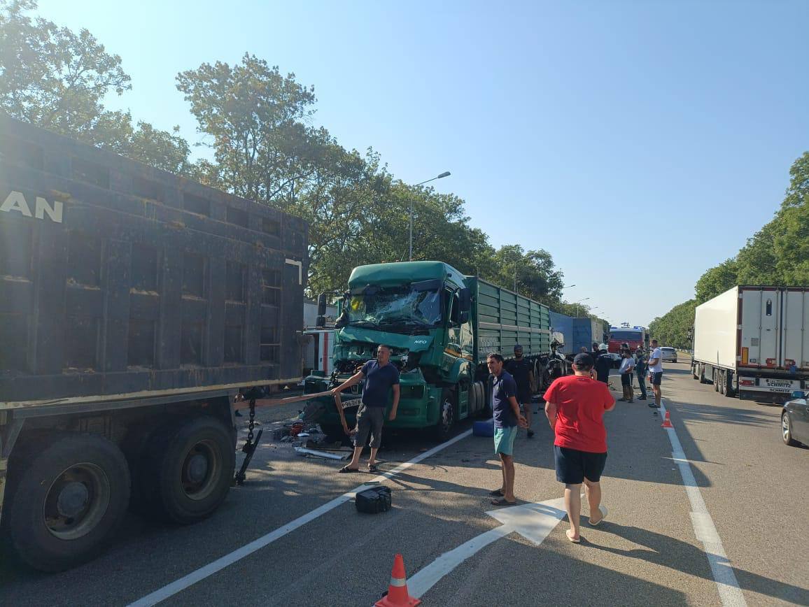 В массовой аварии на Кубани погибли три человека