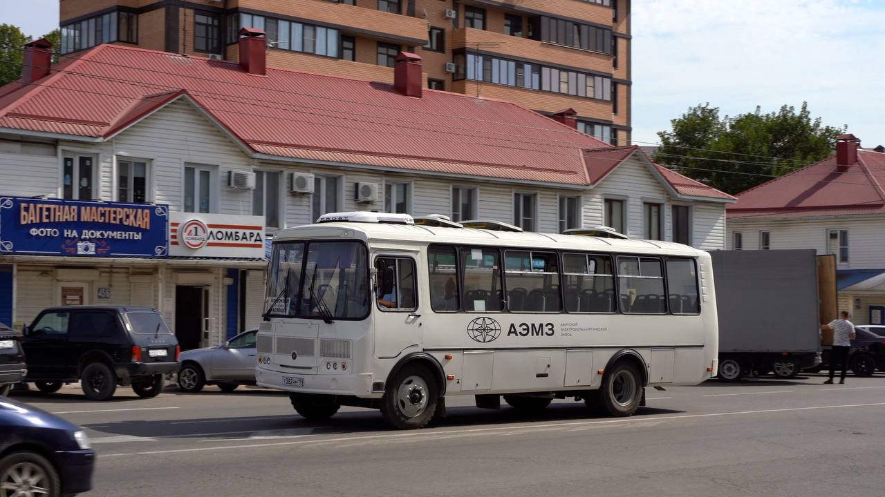 Жители Абинска благодарят депутата Госдумы Ивана Демченко за новые автобусы