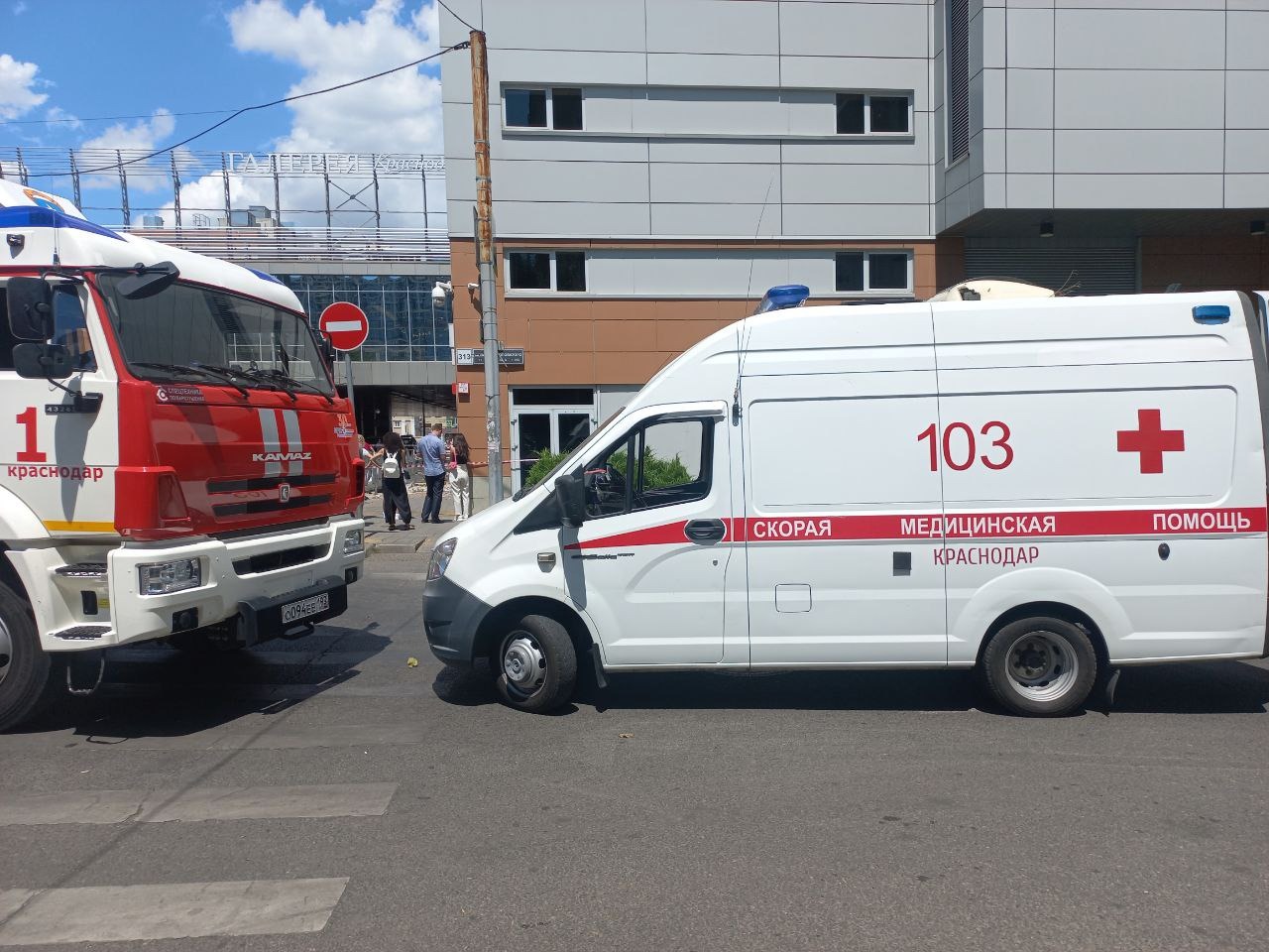 Женщина, мужчина и ребенок, которые находились внутри BMW, выпавшей с 3-го этажа «Галереи» в Краснодаре, погибли