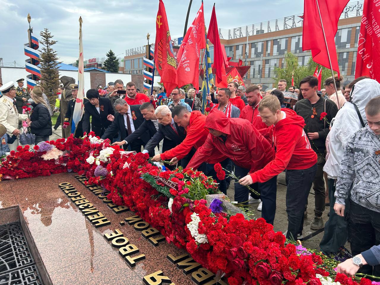 Коммунисты Кубани возложили цветы к Вечному Огню