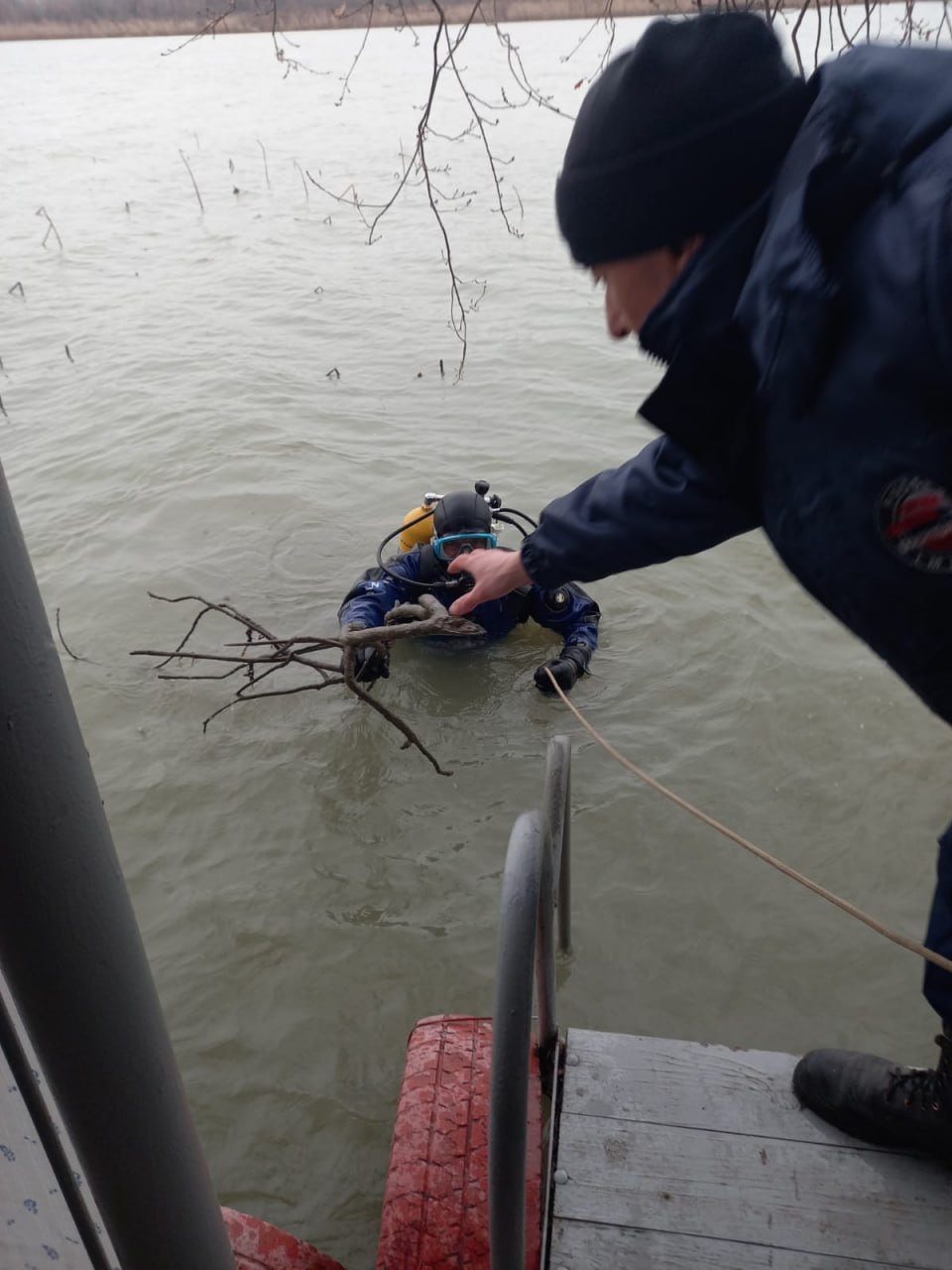 Водолазы обследуют дно водоемов в Краснодаре перед Крещеньем