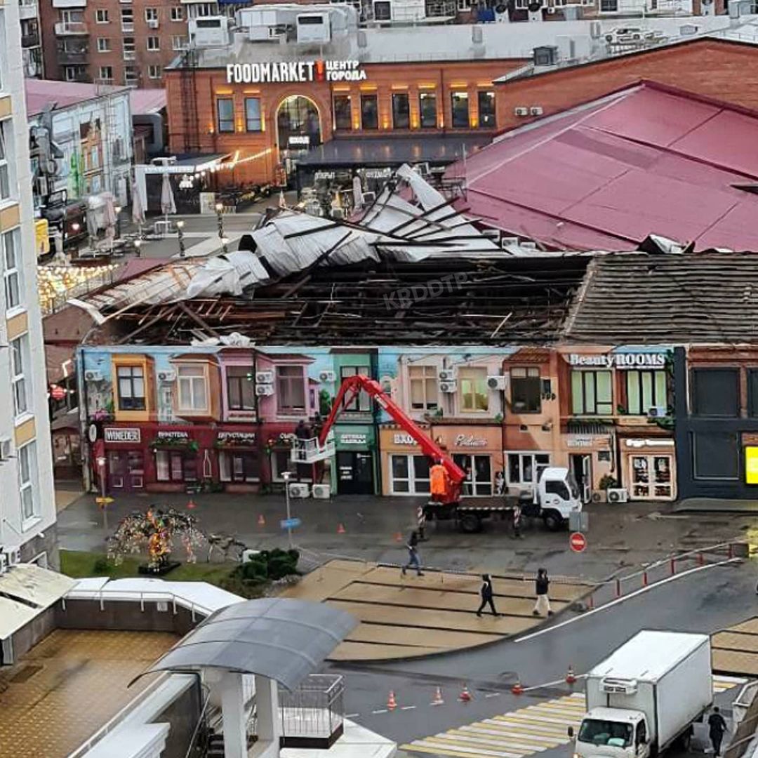 В Краснодаре за ночь ураган повредил 21 автомобиль ВИДЕО